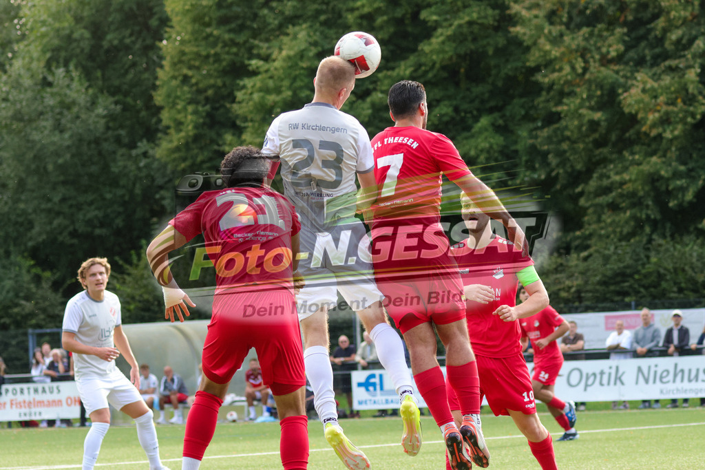 FC RW Kirchlengern - VfL Theesen | Auf dem Bild zu sehen: Grau FC RW Kirchlengern: Lennard Wüllner ; Rot VfL Theesen: Arian Berisha FC RW Kirchlengern, VfL Theesen, Saison 26/27, Westfalenliga, Kirchlengern, Deutschland - Realisiert mit Pictrs.com