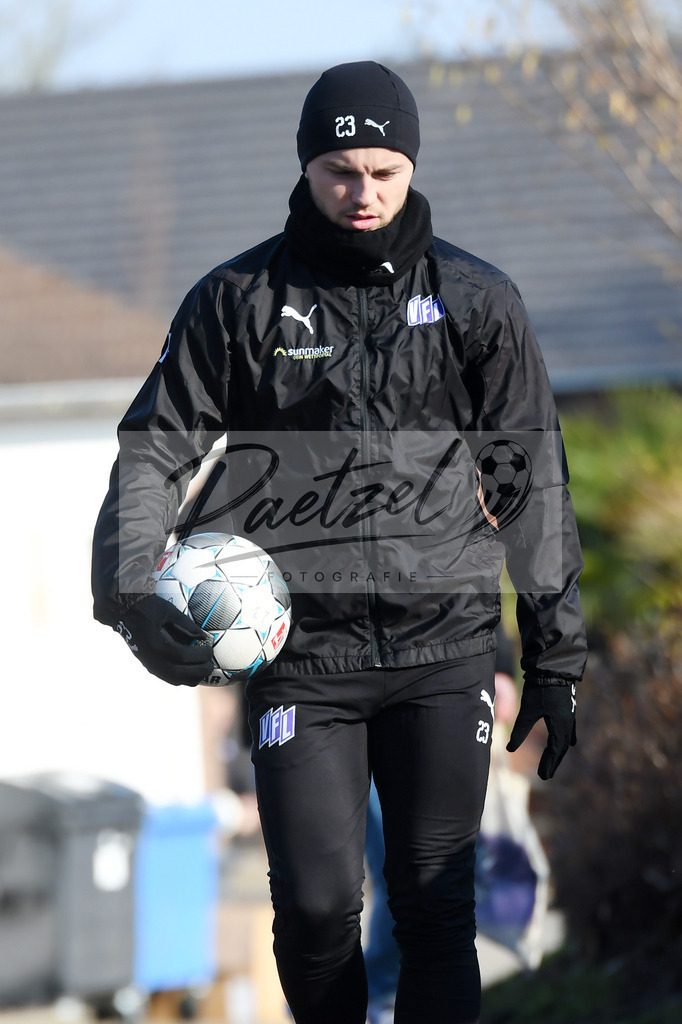 20200207_TRAOSN_0105 | Fußball, Herren: David Blacha (VfL Osnabrueck) schaut waehrend der Trainingseinheit des VfL Osnabrueck im Sportpark Illoshoehe am 07.02.2020 in Osnabrueck, Deutschland. - Realisiert mit Pictrs.com