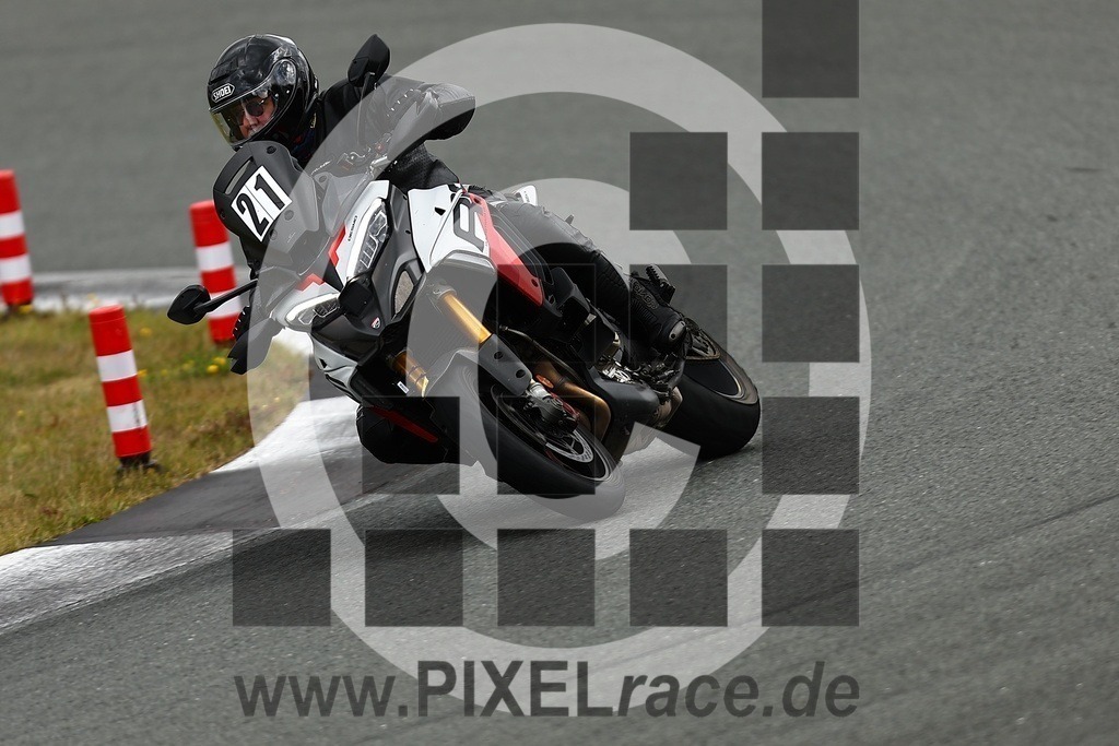 0021-20250916_02868 | Schöne Erinnerungen an spannende Momente - das festzuhalten ist unser Job. PIXELrace.de ist seit 2003 auf den Rennstrecken Europas unterwegs um die Action draußen beim Fahren und die wunderbare Stimmung imm Fahrerlager für euch einzufangen.