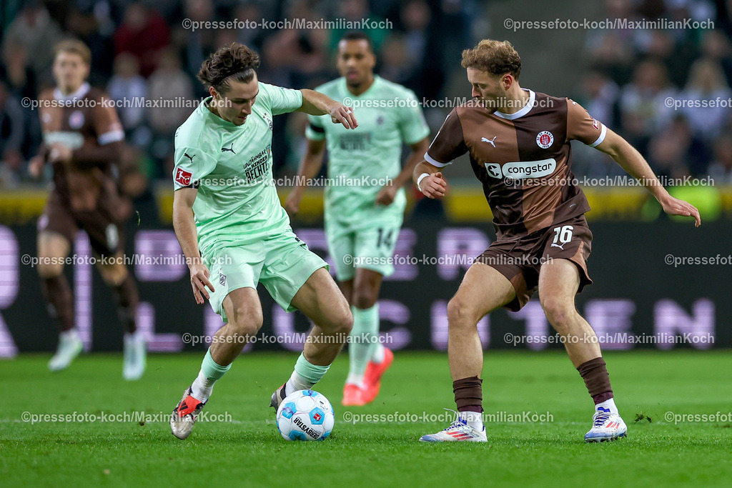BMG24112401012 | 24.11.2024, Fußball, Borussia Mönchengladbach - FC St. Pauli, 1. Fußball Bundesliga, Borussia-Park, Saison 2024 2025: Rocco Reitz (Mönchengl. #27) im Zweikampf gegen Carlo Boukhalfa (St.Pauli #16)DFB regulations prohibit any use of photographs as image sequences and or quasi-video.