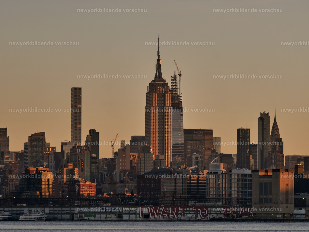 Empire State of Mind ! Das Empire State Building strahlt im Sonnenlicht | Das Empire State Building ist für mich das Gebäude in Midtown, womit ich am meisten den Stadtteil verbinde. Ob man am Bryant Park unterwegs ist, East oder West-Midtown, das Empire State Building ist fast immer zu sehen. Hier habe ich es aus Jersey-City fotografiert im schönen Sonnenlicht. Dahinter wurde zu der Zeit gerade das SUMMIT One Vanderbilt gebaut. Eine weitere, fantastische Plattform die ihr besuchen könnt.
