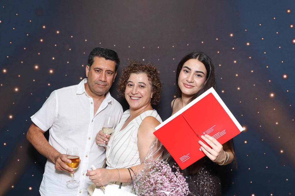 ZD260628112736-21 | Fotoshop von zweidimensional Fotografie. Ihr Fotograf im Aargau. Abzüge von Ihrem Fotobox Event bestellen.Abzüge von Ihrem Hochzeit bestellen.Abzüge von Ihrem Schulfotograf bestellen.