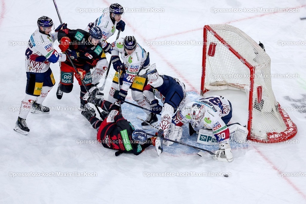DEG12012501008 | 12.01.2025, Eishockey, Penny DEL, Düsseldorfer EG - Eisbären Berlin, PSD-BANK Dome: Justin Richards (DEG #14) und Drake Rymsha (DEG #86) im Kampf um den Puck vor dem Tor von Goalie Jake Hildebrand (Eisbären Berlin #30)