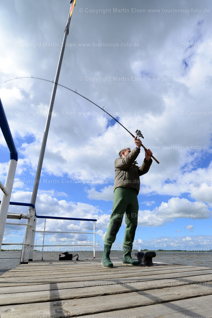 Lühe Anleger Angler_ELS_7518150501a | Lühe Anleger,Elbe, - Aufnahmedatum: 01.05.2015, Aufnahmehoehe:  m, Koordinaten:  - , Bildgroesse: 3681 x  5516 Pixel - Copyright 2015 by Martin Elsen, Kontakt: Tel.: +49 157 74581206, E-Mail: info@schoenes-foto.deSchlagwoerter:Luehe Anleger,Elbe, Dat ole Land,Schiffe,Angler,Tourismus,Bluete,Kirsche,Luehe,Radfahrer,Fluss,Deich,malerisch,Leuchtturm, - Realisiert mit Pictrs.com