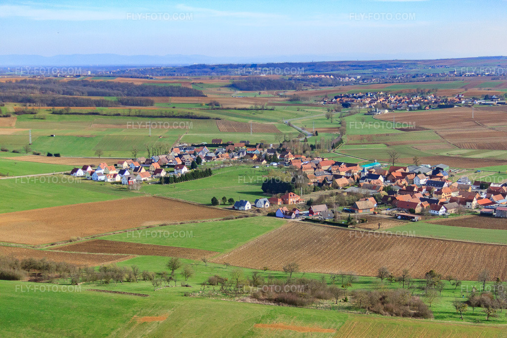 Aerial view: View of the town from the northeast in Lixhausen in the state Bas-Rhin, France. – Photo: IMG_38602.jpg taken on 03/20/2011 by Werner Riehm/FLY-FOTO.com – Resolution of the original: 4752 x 3168 px