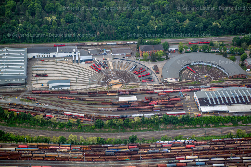 3803095 | NüRNBERG 21.08.2021 Schienen- und Gleisstrecken auf den Abstellgleisen und Rangierstrecken des Rangierbahnhofes und Güterbahnhofes der Deutschen Bahn in Nürnberg im Bundesland Bayern. // Marshalling yard and freight station of the Deutsche Bahn in Nuernberg in the state Bavaria. bahn.de. Foto: Gerhard Launer