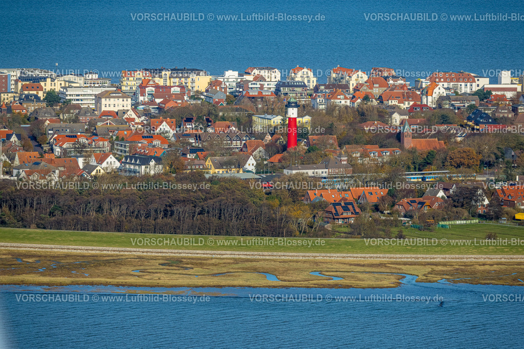 Friesland251106236Wangerooge | Luftbild, rot-weißer Alter Leuchtturm und Inselmuseum im Zentrum, DB-Bahnhof und Inselsbahn,  evangelisch-lutherische Nikolai-Kirche, Wohngebiet und Blick zur Nordsee, Wangerooge, Norddeutschland, Ostfriesland, Niedersachsen, Deutschland