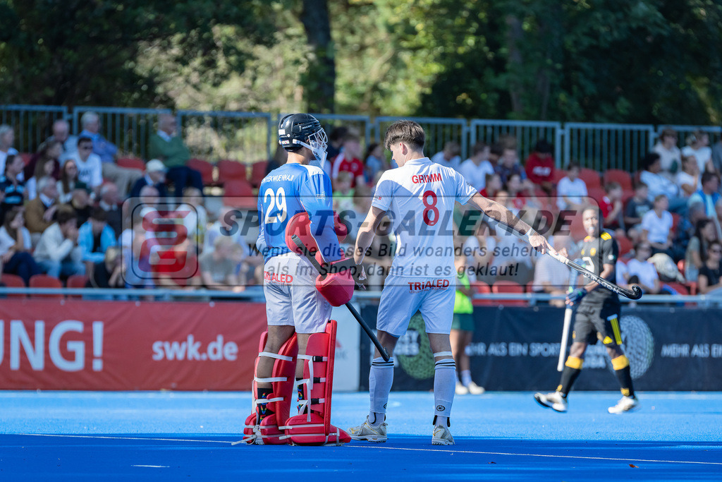 HK_20231001_104980 | 1.Bundesliga Herren Crefelder HTC - Harvestehuder THC am 1.10.2023 CHTC, Krefeld ,Joshua Onyekwue Nnaji Torwart ( Crefelder HTC #29 ) , Niklas Grimm ( Crefelder HTC #8 )