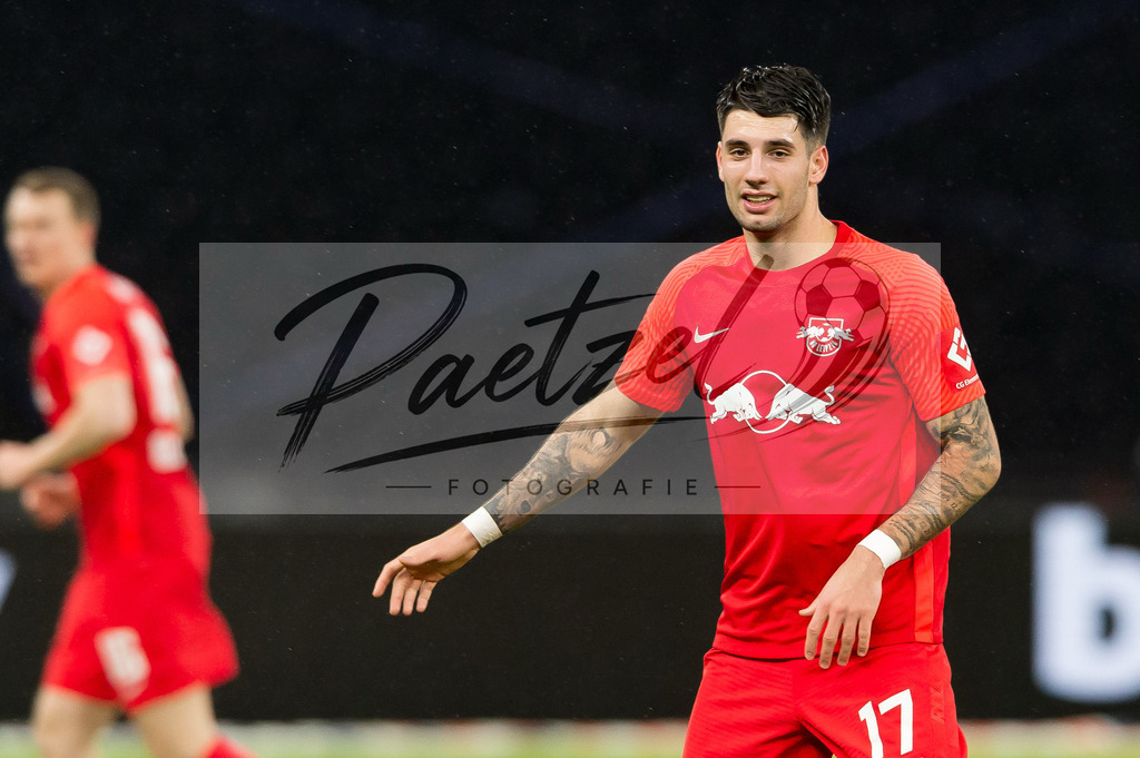 BSCRBL20220220_213 | Fussball, Herren: Dominik Szoboszlai (RB Leipzig) schaut bei dem Spiel der 1. Bundesliga zwischen Hertha BSC und RB Leipzig im Olypiastadion am 20.02.2022 in Berlin, Deutschland.DFB / DFL REGULATIONS PROHIBIT ANY USE OF PHOTOGRAPHS AS IMAGE SEQUENCES AND/OR QUASI-VIDEO. - Realisiert mit Pictrs.com