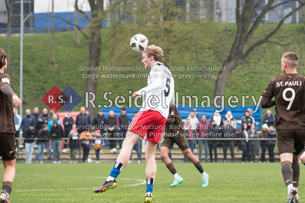 Fußball, Saison 2022/23, Sonderspielrunde U19-Bundesliga, Hamburger SV - FC St. Pauli, Trainingsplatz am Volksparkstadion (Hamburg), 15.04.2023, 3. Spieltag | Lukas Leonard Bornschein (#5, HSV)