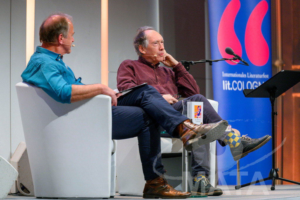 _DWA4907 | Ian McEwan bei der lit.Cologne 2023 Veranstaltung 'Ian McEwan. Ein Jahrhundertschriftsteller gibt Auskunft' in der Flora Köln.. Köln, 07.03.2023 - Realisiert mit Pictrs.com