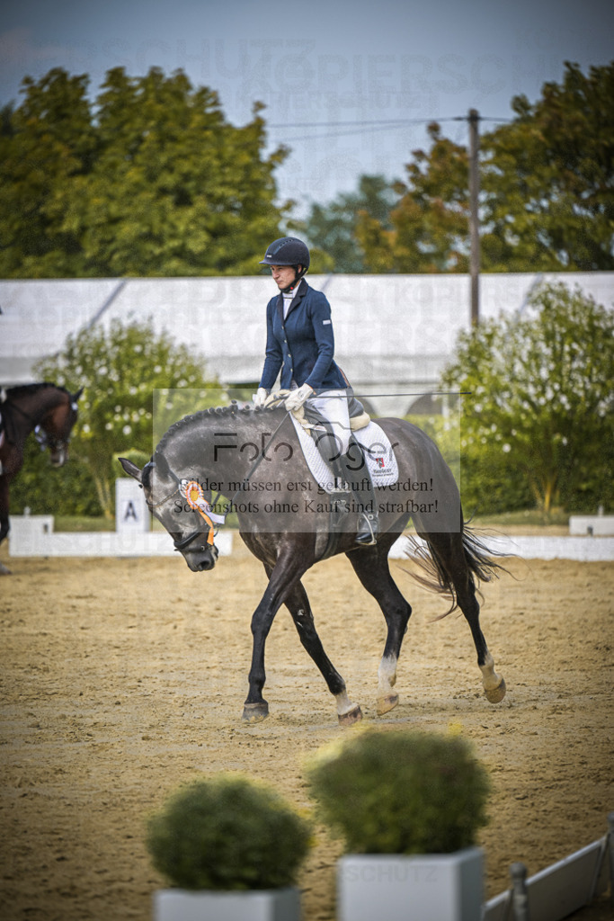 DOS_7697 | Entdecke hochwertige Reitturnierfotos von Foto Oger. Professionell, emotional und authentisch – jetzt Lieblingsmomente im Shop bestellen.Deutschlandweite Turnierfotografie. - Realisiert mit Pictrs.com