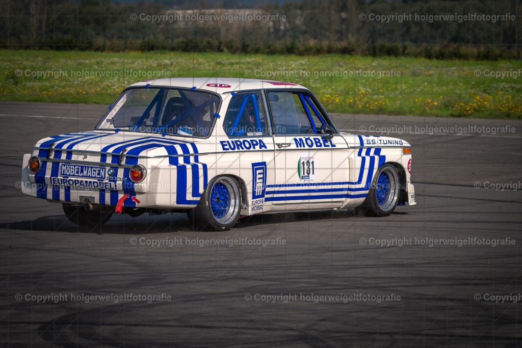 BMW 2002 | Foto vom 3. Classic Motor Weekend 18. - 20. August 2023 auf dem Flugplatz in Obermehler - Realisiert mit Pictrs.com