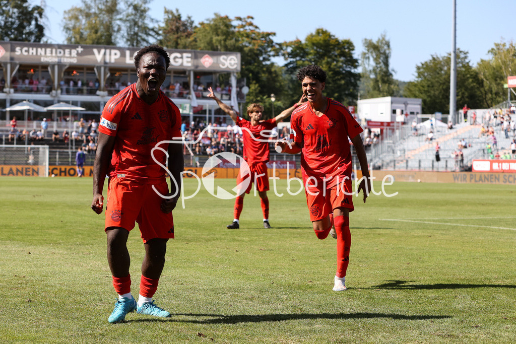 FC Würzburger Kickers - FC Bayern Amateure | Jubel nach dem Treffer zum 1-2 durch Nestory IRANKUNDA (FC Bayern München II #7) / Freude / Happy / Flick Flack / Salto / Regionalliga Bayern: FC Würzburger Kickers - FC Bayern München II, AKON Arena am 24.08.2024