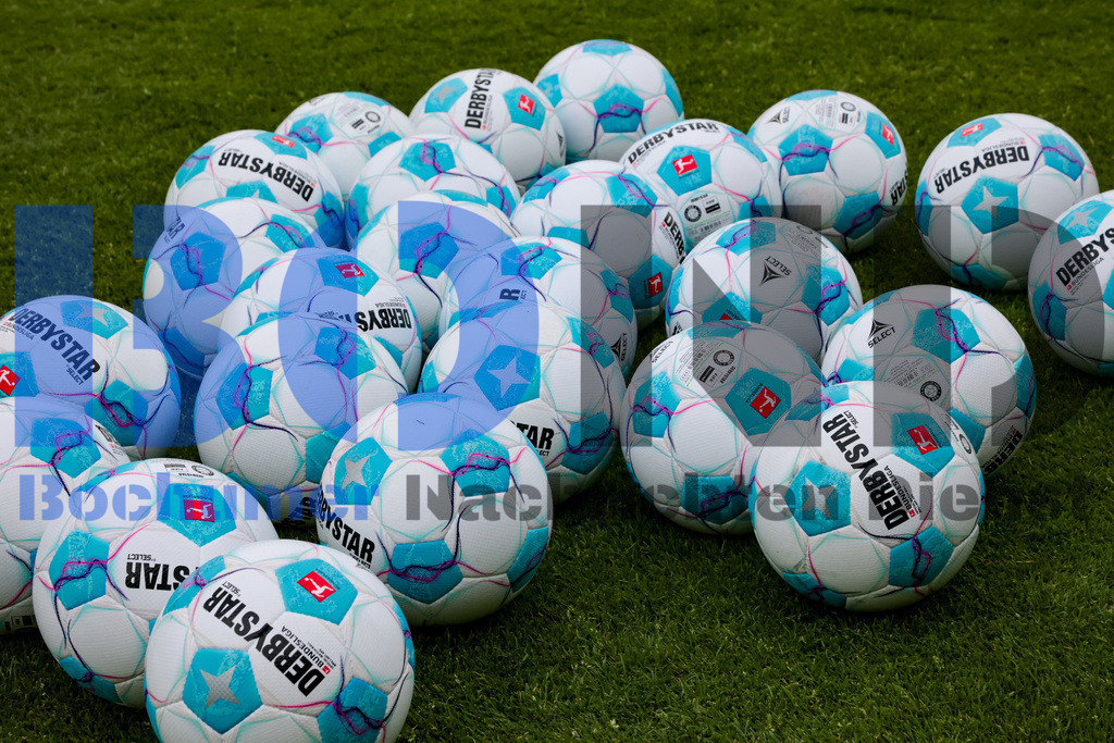 1. Fussball Bundesliga:  Trainingsauftakt VfL Bochum 1848 {date} -  | {headline}(Foto: Sebastian Sendlak / BOND)DFL regulations prohibit any use of photographs as image sequences and/or quasi-videos. - Realisiert mit Pictrs.com