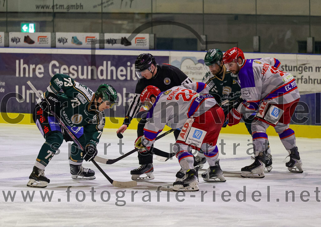 2025-11-30_130_TSV_Erding_gegen_EC_Peiting | Erding, Deutschland, 30.11.2025:Eishockey, Oberliga Süd 2025 / 2026, 22. Spieltag, TSV Erding gegen EC Peiting, Endergebnis: 5:1Pascal Steck (Erding Gladiators, #73), Lukas Gohlke (EC Peiting, #22), Philipp Michl (Erding Gladiators, #77)Foto: Christian Riedel / fotografie-riedel.net