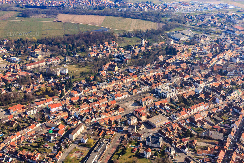 Aerial view: Rue du Général Rampont in Bischwiller in the state Bas-Rhin, France. – Photo: IMG_62865.jpg taken on 03/09/2014 by Werner Riehm/FLY-FOTO.com – Resolution of the original: 4752 x 3168 px