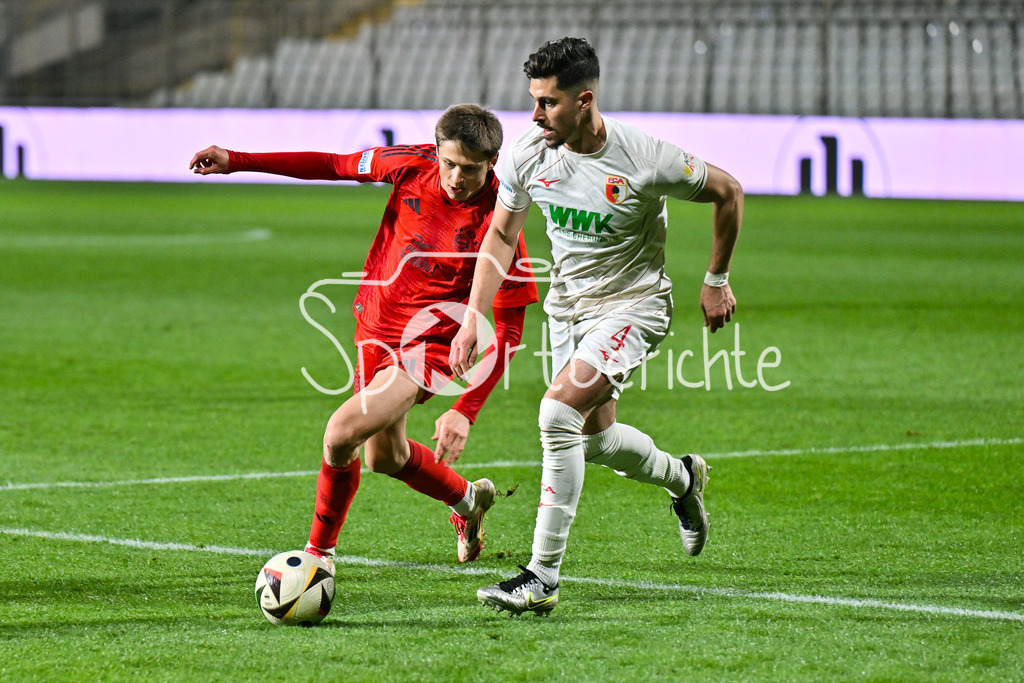 FC Bayern Amateure - FC Augsburg II | im Duell Magnus DALPIAZ (FC Bayern München II #2) und Daniel KATIC (FC Augsburg II 4) / Zweikampf / Regionalliga Bayern: FC Bayern Muenchen II - FC Augsburg II, Gruenwalder Stadion am 14.03.2025