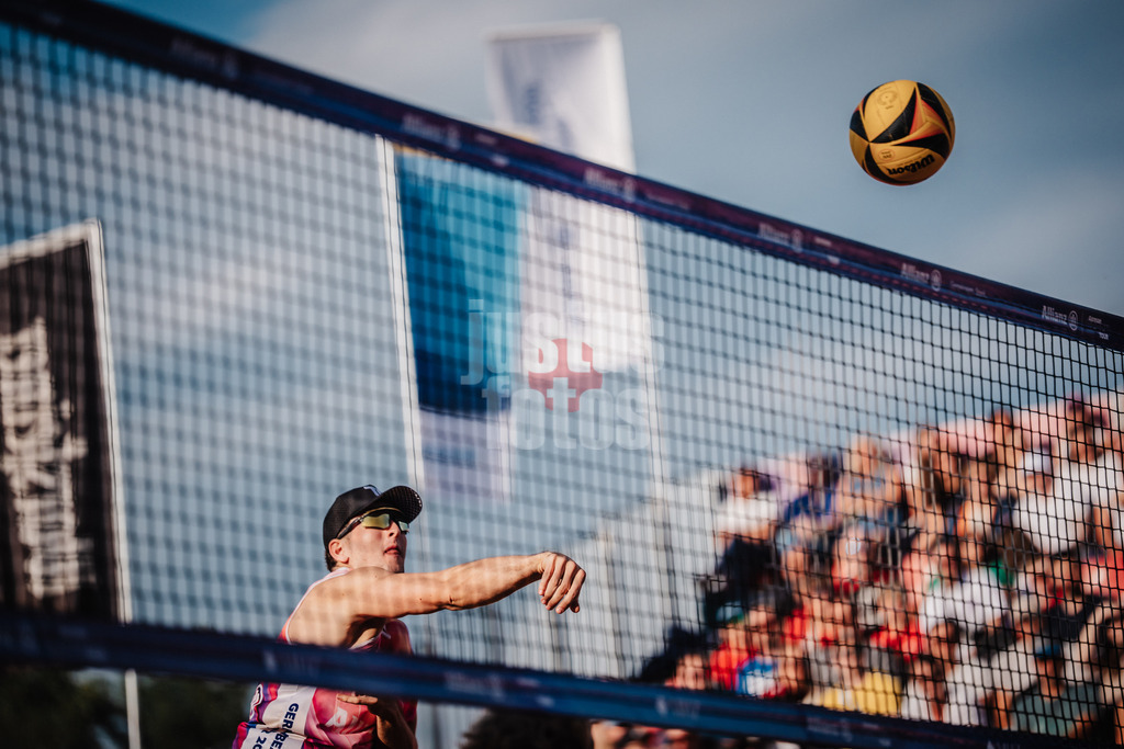 Beachvolleyball | Männer | Allianz German Beach Tour 2025 | Tourstop München | 11.07.2025 | Tristan Fröbel beim Angriff