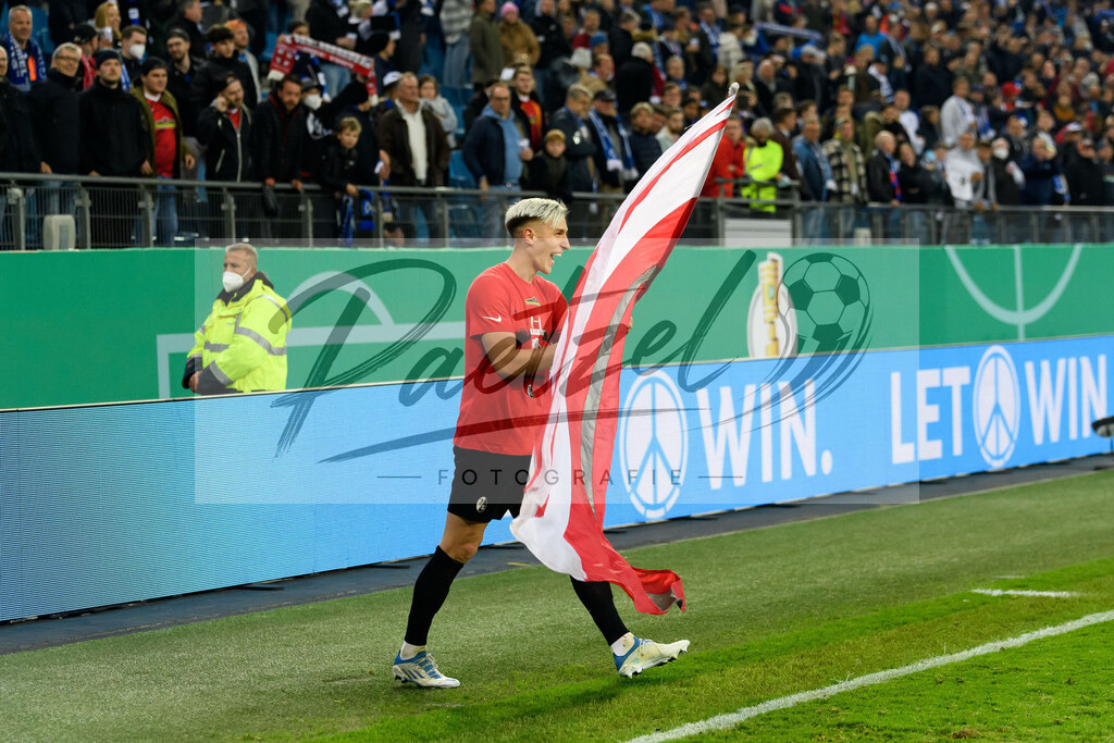 HSVSCF20220419_160 | Fussball, Herren: Nico Schlotterbeck (SC Freiburg) Schlussjubel, jubelt nach dem 1:3 Sieg beim DFB-Pokal-Halbfinalspiel zwischen Hamburger SV und SC Freiburg im Volksparkstadion am 19.04.2022 in Hamburg, Deutschland.DFB / DFL REGULATIONS PROHIBIT ANY USE OF PHOTOGRAPHS AS IMAGE SEQUENCES AND/OR QUASI-VIDEO. - Realisiert mit Pictrs.com