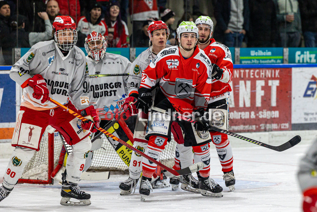 Halbfinale Spiel 1 TSV Peißenberg Miners vs TEV Miesbach | Eishockey Bayernliga Playoffs 2023/2024, Halbfinale Spiel 1 TSV Peißenberg Miners vs TEV Miesbach, 20240308,
Warte auf den Schuss,
2024-03-08 in Peißenberg (Eisstadion)
31 Philip LEHR (TEV Goalie 31), 90 Alexander KIRSCH (TEV 90), 91 Slavicek Bohumil (TEV 91), 22 Sinan ONDÖRTOGLU (Miners 22), 87 Dominic KRABBAT (Miners 87)
Copyright: WolfgangxLindner foto-lindner.de