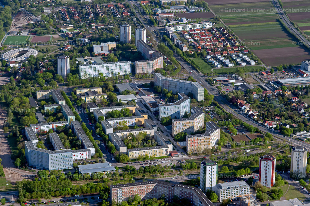 4026050 | ERFURT 06.05.2020 Hochhäuser im Wohngebiet einer industriell gefertigten Plattenbau- Siedlung an der Prager Straße im Ortsteil Berliner Platz in Erfurt im Bundesland Thüringen, Deutschland. // Skyscrapers in the residential area of industrially manufactured settlement on Prager Strasse in the district Berliner Platz in Erfurt in the state Thuringia, Germany. Foto: Gerhard Launer