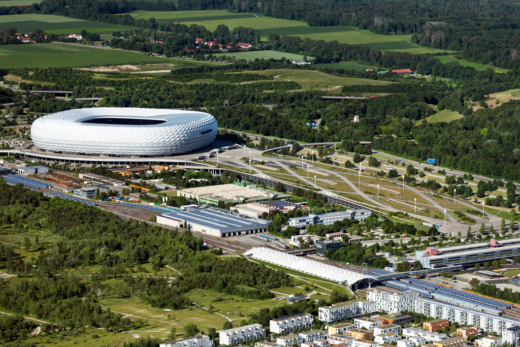 dr__0092069.jpg | MüNCHEN 12.06.2022 Sportstätten-Gelände der Arena des Stadion " Allianz Arena " an der Werner-Heisenberg-Allee in München im Bundesland Bayern, Deutschland. Weiterführende Informationen bei: Allianz Arena München Stadion GmbH,  Herzog & de Meuron,  IOM Ingenieurbüro Dipl.-Ing. Oliver Müschen,  R+R Fuchs PartGmbB, Beratender Ingenieur und Sachverständiger,  Sailer Stepan und Partner GmbH,  seele verwaltungs GmbH. Nur für redaktionelle Nutzung freigegeben ! // Sports facility grounds of the Arena stadium " Allianz Arena " on Werner-Heisenberg-Allee in Munich in the state Bavaria, Germany. Further information at: Allianz Arena Muenchen Stadion GmbH,  Herzog & de Meuron,  IOM Ingenieurbuero Dipl.-Ing. Oliver Mueschen,  R+R Fuchs PartGmbB, Beratender Ingenieur und Sachverstaendiger,  Sailer Stepan und Partner GmbH,  seele verwaltungs GmbH. Editorial use only ! Foto: Daniel Reiter