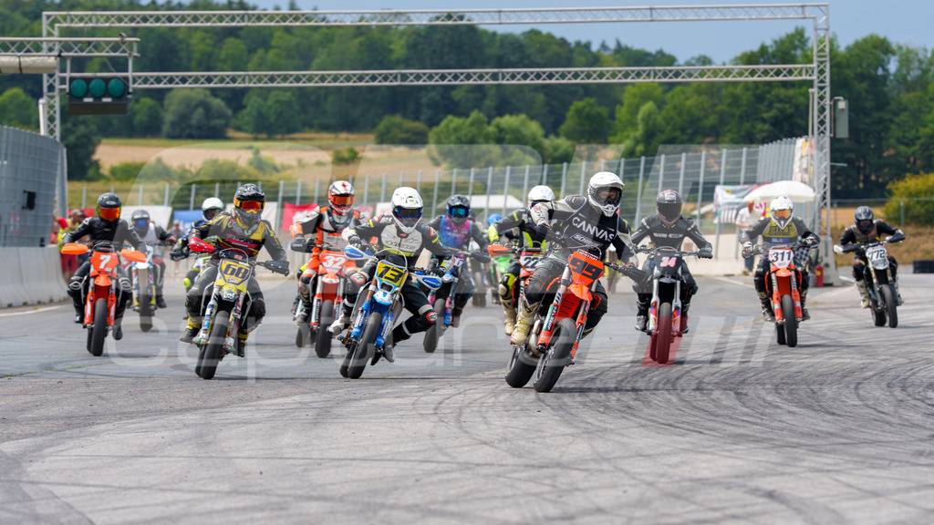 SuperMoto_Staatsmeisterschaft_Fuglau-909 | GRIPcapture steht für authentische Sportfotografie in Österreich – für Momente, die mehr sind als Geschwindigkeit oder Ergebnis. Es geht um Emotion, Spannung, Fokus und den Augenblick, der oft nur einen Wimpernschlag dauert.Ob Motorsport, Teamsport oder 