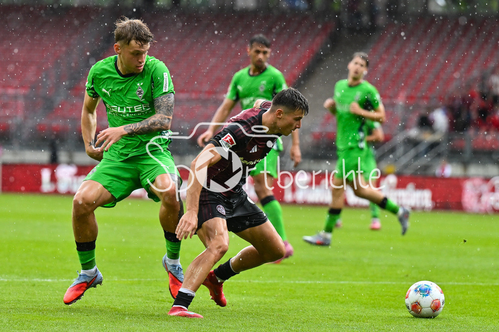 1. FC Nürnberg - Borussia Mönchengladbach | im Duell Luca NETZ (Borussia Moenchengladbach 20) und Semir TELALOVIC (1. FC Nuernberg 9) / Zweikampf / Testspiel: 1. FC Nuernberg - Borussia Mönchengladbach, Max-Morlock Stadion am 26.07.2025 / DFL REGULATIONS PROHIBIT ANY USE OF PHOTOGRAPHS AS IMAGE SEQUENCES AND/OR QUASI-VIDEO