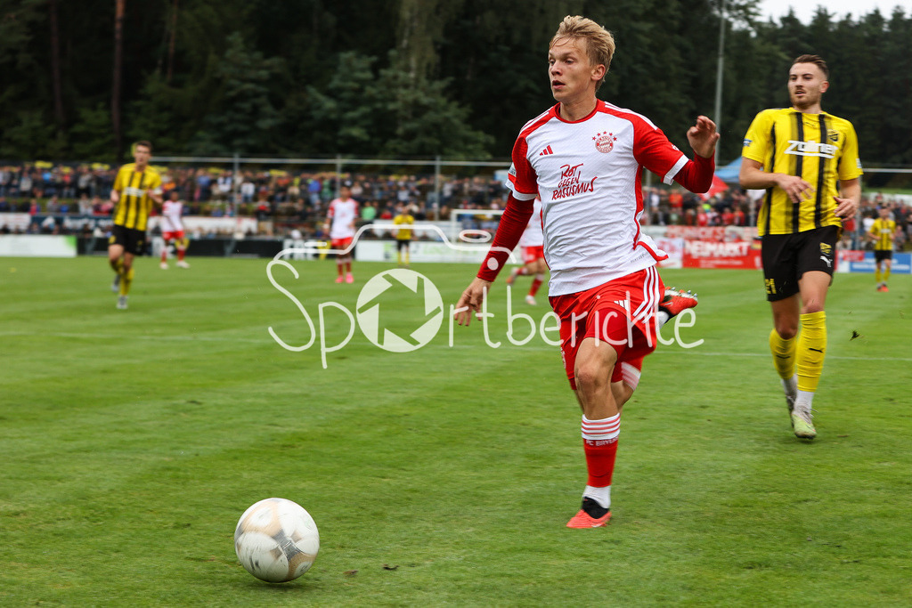 DJK Vilzing - FC Bayern Amateure | Frans KRAETZIG (FCB #13) am Ball // Freisteller / Einzelfoto