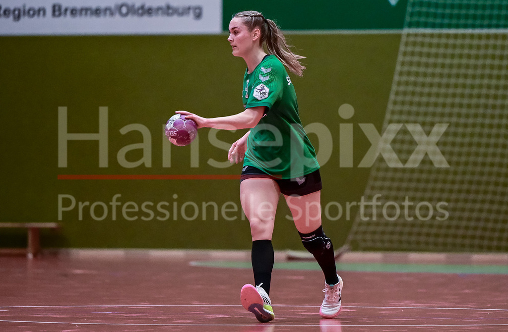 Handball, 2. Bundesliga Frauen, SV Werder Bremen - VfL Waiblingen | v.li.: Luca Schumacher (SV Werder Bremen, 9) Freisteller am Ball, Einzelfoto, Spielszene, Aktion, Action
