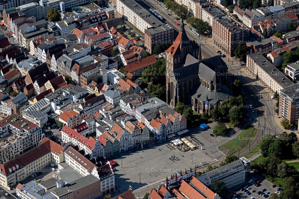 4062044 | ROSTOCK 08.09.2021 Kirchengebäude der Nikolaikirche an der Straße Bei der Nikolaikirche in Rostock an der Ostseeküste im Bundesland Mecklenburg-Vorpommern, Deutschland. Weiterführende Informationen bei: Nikolaikirche Rostock. // Church building of the Nikolaikirche on street Bei der Nikolaikirche in Rostock in the state Mecklenburg-Western Pomerania, Germany. Further information at: Nikolaikirche Rostock. Foto: Gerhard Launer