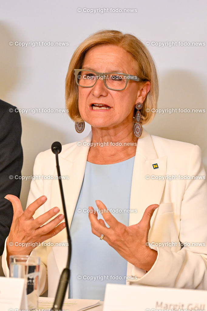 Pressekonferenz Land Ooe_ Oberoesterreich uebernimmt den Vorsitz in der Landeshauptleute-Konferenz_ 03.07.2024-49 | 03.07.2024, Linz, AUT, Pressekonferenz Land Ooe, Oberoesterreich uebernimmt den Vorsitz in der Landeshauptleute-Konferenz, im Bild Johanna Mikl-Leitner (VP, Landeshauptfrau Niederoesterreich)