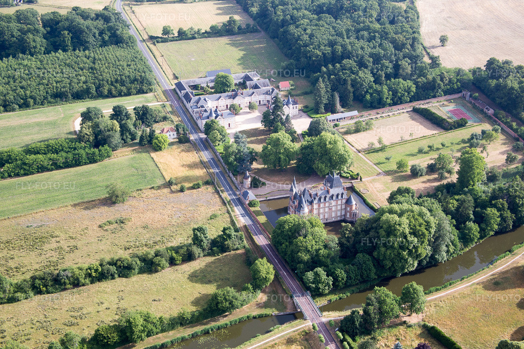 Vue aérienne: Vue de la ville à Combreux dans le département Loiret, France. Photo: IMG_082571.jpg prise le 21/06/2015 par Werner Riehm/FLY-FOTO.eu – Résolution de l'original: 5472 x 3648 px