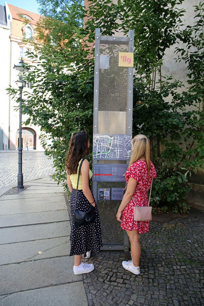 Foto: Leipzig - Orte der Friedlichen Revolution - Stelenprojekt - Stele Nr. 8 Friedensgebet | Das Team hinter BILDLEXIKON LEIPZIG bündelt historische wie aktuelle Informationen über die Stadt Leipzig in Text und Bild auf einer Plattform und stellt diese der interessierten Öffentlichkeit zur Verfügung.