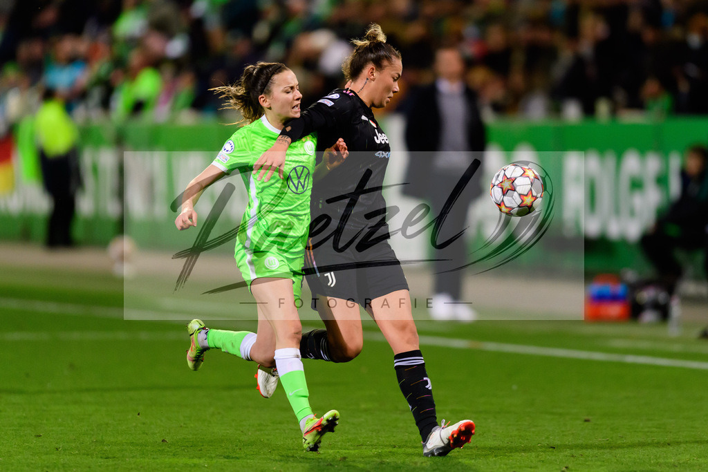 WOBJUV20211118_058 | Fussball, Frauen: Joelle Wedemeyer (VfL Wolfsburg) und Andrea Staskova (Juventus FC) im Zweikampf bei dem Spiel der UEFA Women´s Champions League zwischen VfL Wolfsburg und Juventus Turin im AOK-Stadion am 18.11.2021 in Wolfsburg, Deutschland. - Realisiert mit Pictrs.com