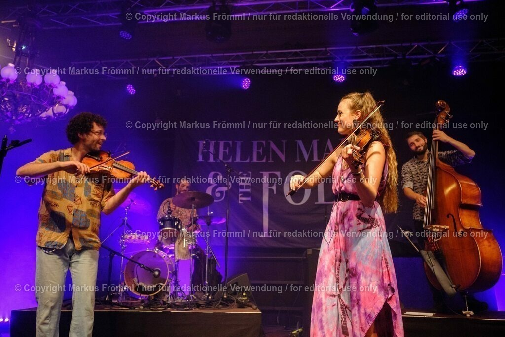 20230728-helen-maier-and-the-folks-012 | Helen Maier &amp; The Folks am Luzern Live Festival. Am Freitag 28. Juli 2023 im Hotel Schweizerhof in Luzern. Helen Maier — Violine / Alexander Graf — Violine, Bratsche / Andreas Gut — Akkordeon / Theo Känzig — Gitarre / Jonas Künzli — Kontrabass / Adrian Böckli — Schlagzeug, Percussion. Foto: Markus Frömml