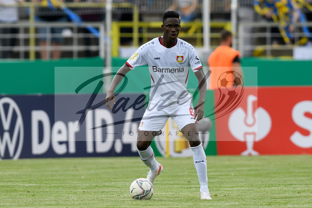 LLELEV20210807_171 | Fussball, Herren: Odilon Kossounou (Bayer 04 Leverkusen) in Aktion, am Ball, Einzelaktion beim Spiel der 1. Runde im DFB-Pokal zwischen 1. FC Lokomotive Leipzig und Bayer 04 Leverkusen im Bruno-Plache-Stadion am 07.08.2021 in Leipzig, Deutschland.DFB / DFL REGULATIONS PROHIBIT ANY USE OF PHOTOGRAPHS AS IMAGE SEQUENCES AND/OR QUASI-VIDEO. - Realisiert mit Pictrs.com