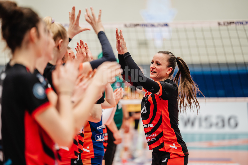 Volleyball | Frauen | Saison 2025/2026 | Volleyball Bundesliga | ETV Hamburger Volksbank Volleys vs. VfB Suhl LOTTO Thüringen | 07.03.2026 | Kathleen Weiß (#13, ETV Hamburger Volksbank Volleys) läuft in die Arena ein