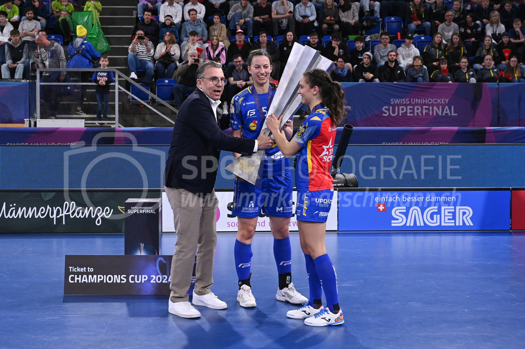 Kloten-Dietlikon Jets vs Skorpion Emmental Zollbrück - 15. April 2023 | Kloten-Dietlikon Jets vs Skorpion Emmental Zollbrück
Stimo Arena, Kloten
Daniel Bareiss übergint den Pokal an Andrea Gaemperli (#5 Kloten-Dietlikon Jets) und Nina Metzger (#17 Kloten-Dietlikon Jets).
Bild: Sportfotografie Markus Aeschimann | www.markus-aeschimann.ch - Realisiert mit Pictrs.com