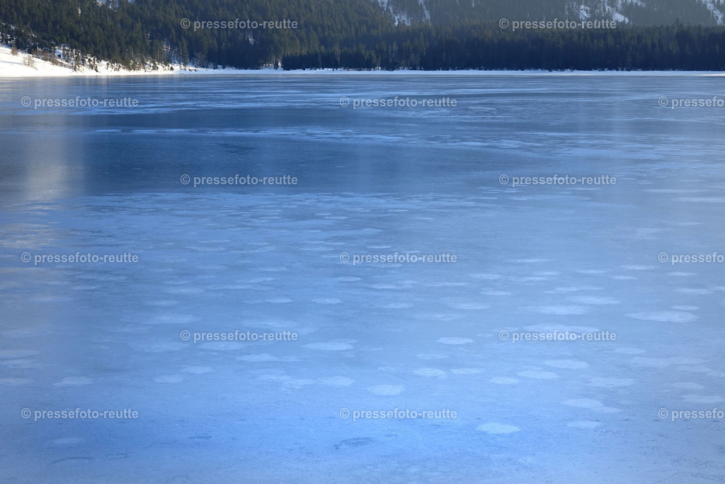 welltvi-Plansee-Eisflaeche-DSC05371 | Info aus dem Bezirk Reutte/Ausserfern Tirol sowie eine umfangreiche Bilddatenbank über die gesamte Region: Lechtal, Talkessel Reutte, Tannheimertal, Zwischentoren. Lech, Plansee, Zugspitze, Grenztunnel, B179, Fernpassstraße, Verkehr, Lawinen, Tradition, - Realisiert mit Pictrs.com