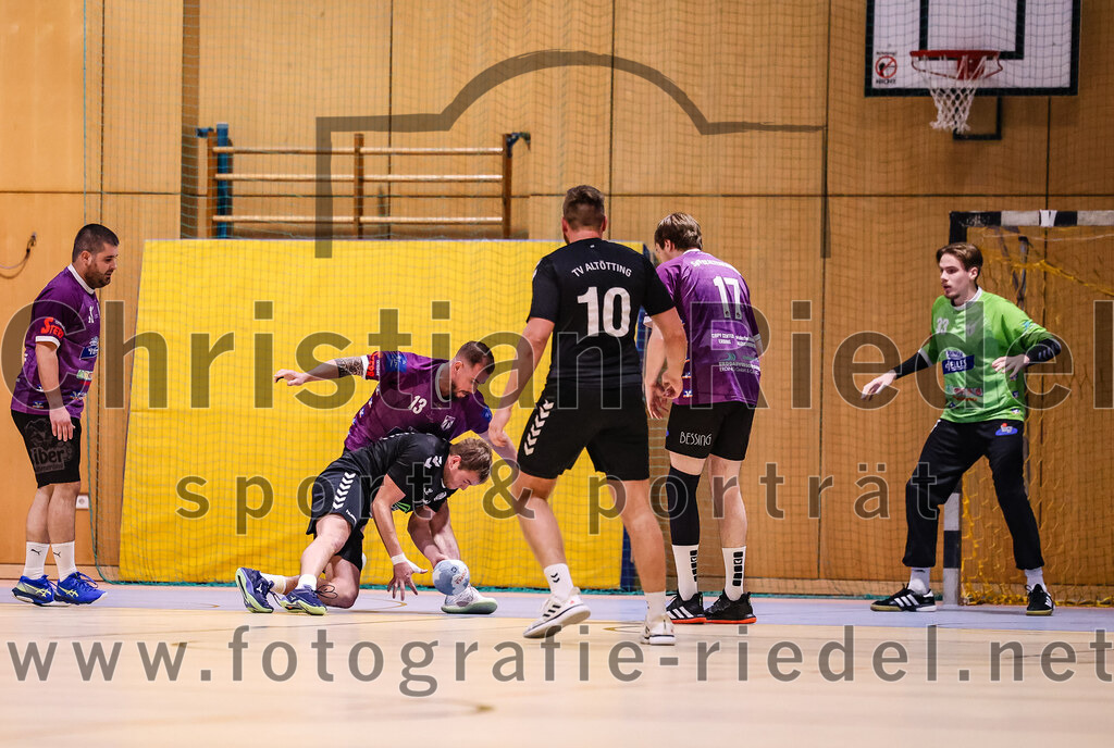 2024-11-09_019_SpVgg_Altenerding_gegen_TV_Altoetting | Erding, Deutschland, 09.11.2024:Handball, Bezirksoberliga Männer 2024 / 2025, 6. Spieltag, SpVgg Altenerding gegen TV Altötting, Endergebnis: 26:22Christian Loris (SpVgg Altenerding, #11), Sebastian Forster (SpVgg Altenerding, #13), Felix Halmsteiner (TV Altötting, #10), Niklas Fleps (SpVgg Altenerding, #17), Torwart Jannik Fleps (SpVgg Altenerding, #33)Foto: Christian Riedel / fotografie-riedel.net
