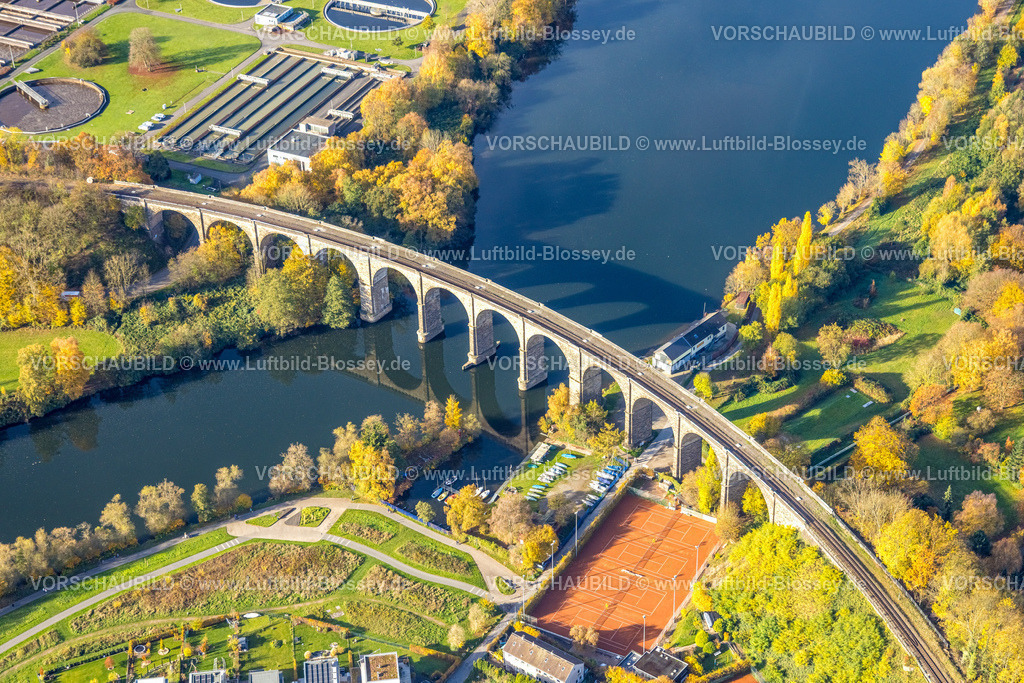Herdecke251104500 | Luftbild, Ruhrviadukt Herdecke über den Fluss Ruhr, Eisenbahngleise, Tennisplätze Herdecker Tennisverein 1920 e.V., herbstliche Bäume, Ruhrviadukt am Harkortsee, Herdecke, Ruhrgebiet, Nordrhein-Westfalen, Deutschland