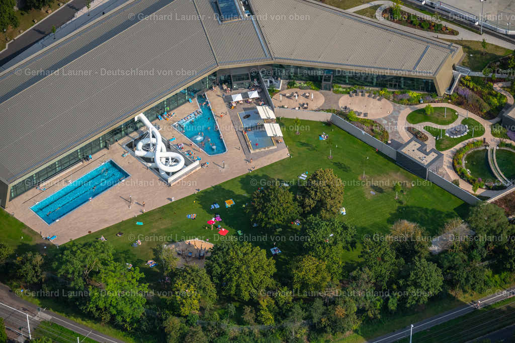 4047658 | WüRZBURG 21.08.2021 Therme und Schwimmbecken am Freibad Nigglweg der Freizeiteinrichtung Nautilandbad im Ortsteil Zellerau in Würzburg im Bundesland Bayern, Deutschland. Weiterführende Informationen bei: Fritz Planung GmbH,  Grosser-Seeger &amp; Partner,  Würzburger Versorgungs- und Verkehrs-GmbH,  bauatelier_f fritz planung gmbh. // Spa and swimming pool at the swimming pool of Recreation Nautilandbad in the district Zellerau in Wuerzburg in the state Bavaria, Germany. Further information at: Fritz Planung GmbH,  Grosser-Seeger &amp; Partner,  Wuerzburger Versorgungs- und Verkehrs-GmbH,  bauatelier_f fritz planung gmbh. Foto: Gerhard Launer