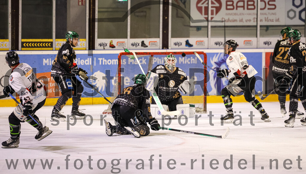 2024-03-15_114_TSV_Erding_gegen_EHC_Koenigsbrunn | Erding, Deutschland, 15.03.2024:
Eishockey, Bayernliga Playoffs 2023 / 2024, 3. Spieltag, TSV Erding gegen EHC Königsbrunn, Endergebnis: 3:4 n. V.

Hayden Trupp (EHC Königsbrunn, #43), Michael Trox (Erding Gladiators, #86), Torwart Dimitri Pätzold (Erding Gladiators, #32), Peter Brückner (EHC Königsbrunn, #33)

Foto: Christian Riedel / fotografie-riedel.net