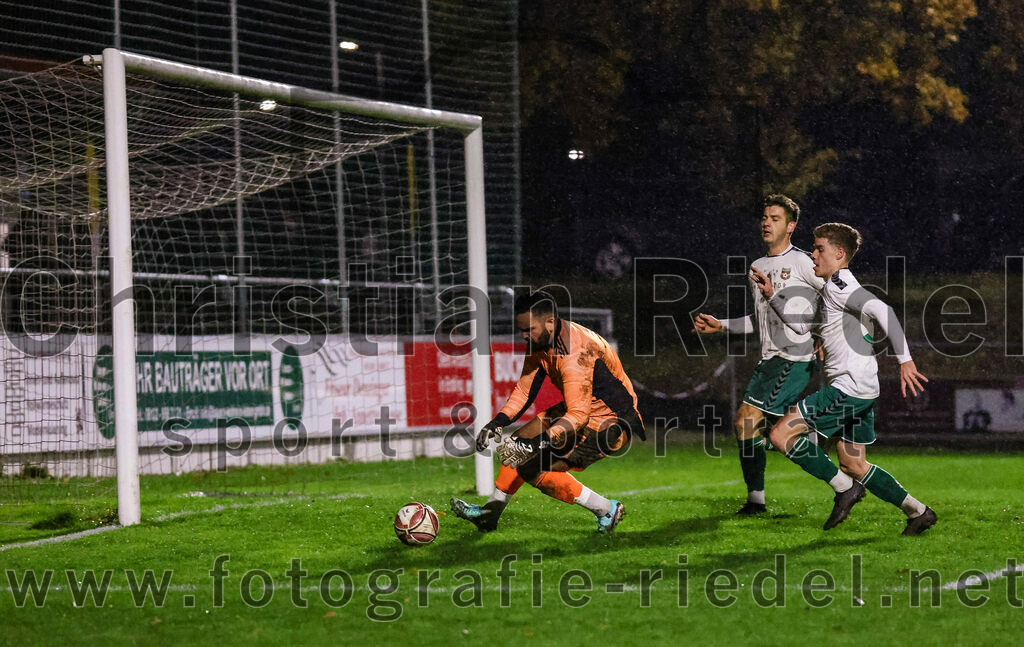 2023-11-17_085_FC_Schwaig_gegen_SpVgg_Feldmoching | Oberding, Deutschland, 17.11.2023:
Fußball, Landesliga Südost 2023 / 2024, 21. Spieltag, FC Schwaig gegen SpVgg Feldmoching, Endergebnis: 1:1

Torwart Semih Cakmakci (SpVgg Feldmoching, #1), Raffael Ascher (FC Schwaig, #9), Joshua Steindorf (FC Schwaig, #33)

Foto: Christian Riedel / fotografie-riedel.net