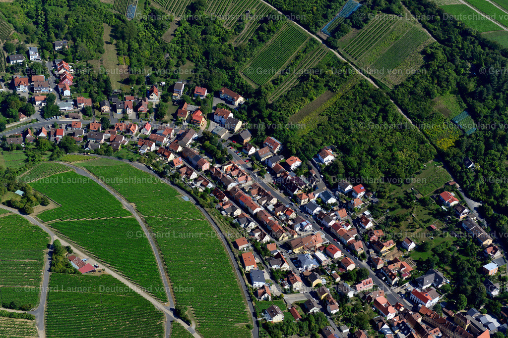 3650319 | HEIDINGSFELD 31.08.2016 Landwirtschaftliche Nutzflächen und Feldgrenzen  umsäumen das Siedlungsgebiet des Dorfes in Heidingsfeld im Bundesland Bayern, Deutschland // Agricultural land and field boundaries surround the settlement area of the village  in Heidingsfeld in the state Bavaria, Germany Foto: Gerhard Launer