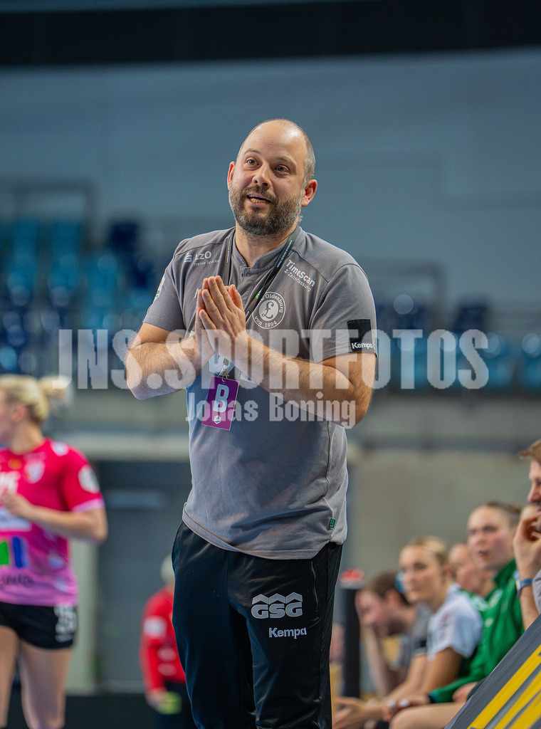 Handball I Frauen I Saison 2025-2026 I 1. HBF I 15. Spieltag I VFL Oldenburg - SV Union Halle-Neustadt 0100 | Niels Bötel (VfL Oldenburg) - Realisiert mit Pictrs.com