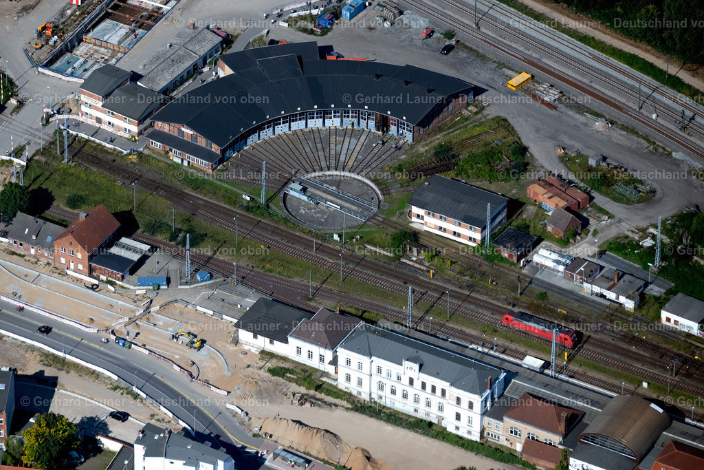 4062252 | WISMAR 08.09.2021 Gleisverlauf und Gebäude des Hauptbahnhofes der Deutschen Bahn an der Poeler Straße in Wismar im Bundesland Mecklenburg-Vorpommern, Deutschland. Weiterführende Informationen bei: Deutsche Bahn AG,  Hansestadt Wismar. // Track progress and building of the main station of the railway on street Poeler Strasse in Wismar in the state Mecklenburg - Western Pomerania, Germany. Further information at: Deutsche Bahn AG,  Hansestadt Wismar. Foto: Gerhard Launer