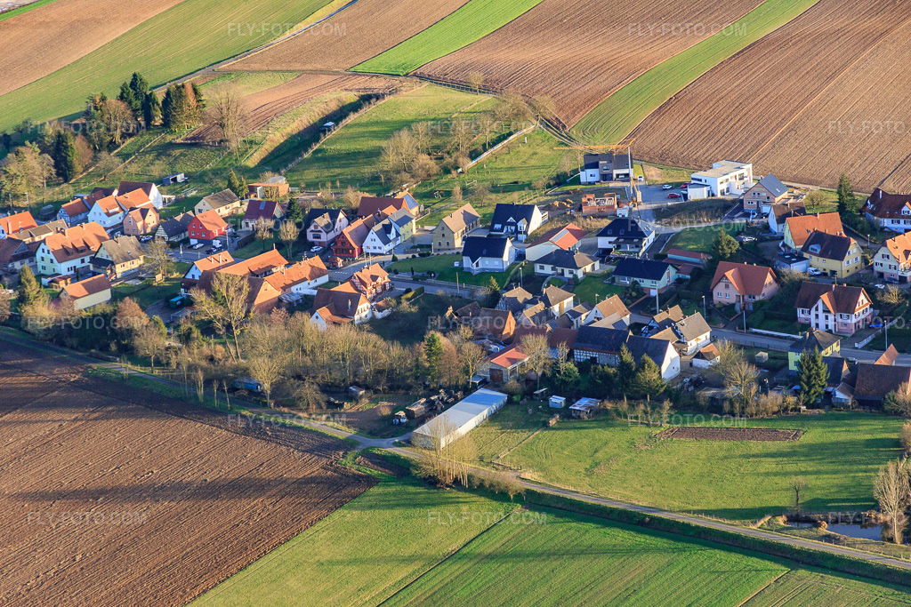 Aerial view: Rue de l'École in Niederlauterbach in the state Bas-Rhin, France.Photo: IMG_085982.jpg taken on 02/06/2016 by Werner Riehm/FLY-FOTO.comResolution of the original: 5472 x 3648 px